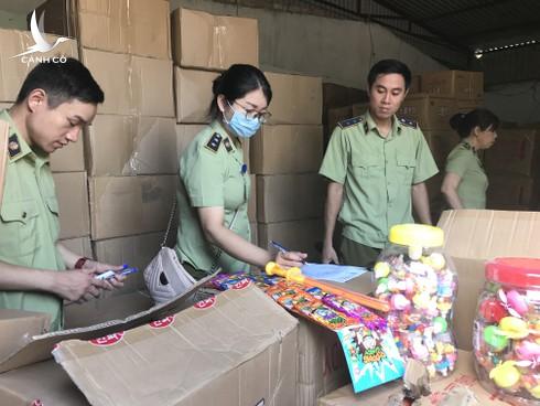 Bắt giữ lượng lớn bánh kẹo, đồ chơi Trung Quốc gắn mác Hàn Quốc, Thái Lan bán ở Việt Nam