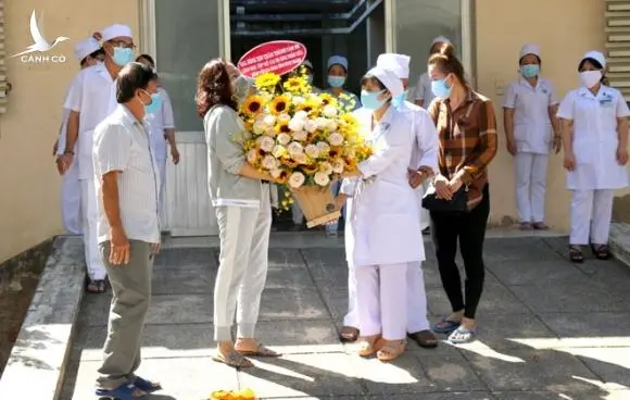 Bệnh nhân số 34 ở Bình Thuận tặng hoa, cám ơn bác sĩ khi xuất viện