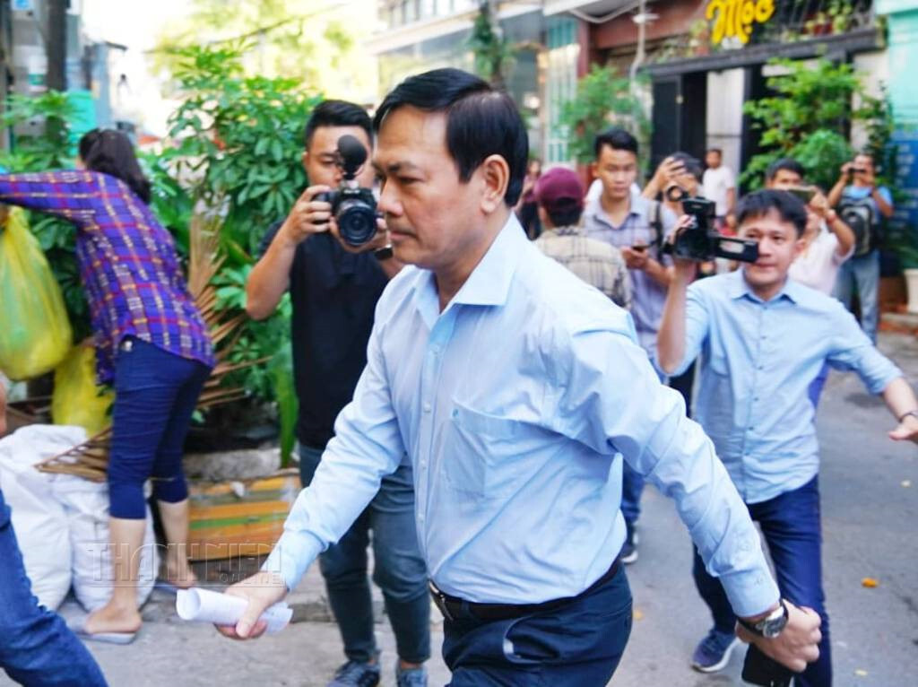 Bị cáo Nguyễn Hữu Linh đến tòa trước giờ xét xử tội dâm ô