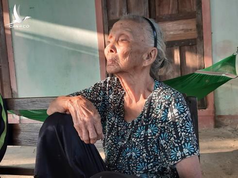 Bi hài cảnh các cụ cao niên ở Quảng Bình được tặng bò để… thoát nghèo
