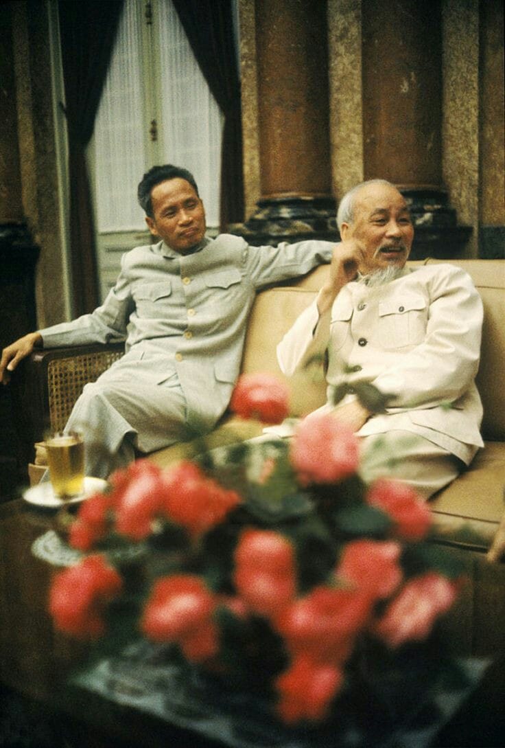 Bức ảnh màu hiếm có về hai nhà lãnh đạo cao nhất của Việt Nam Dân chủ Cộng hòa năm 1965