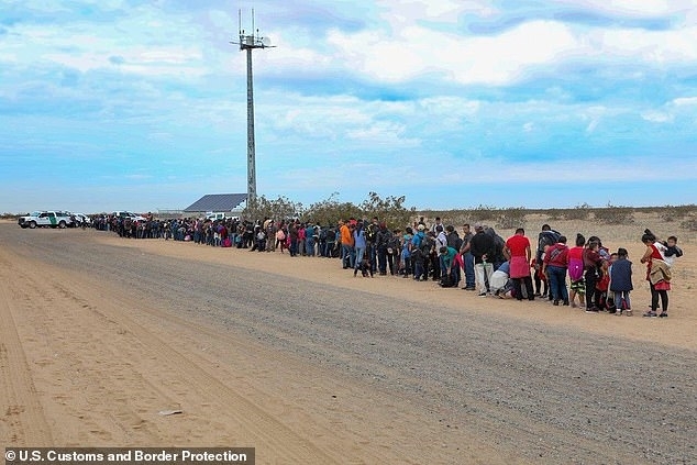 Cận cảnh lỗ đào ‘xuyên thủng’ bức tường biên giới Mỹ, nơi 376 người vượt biên