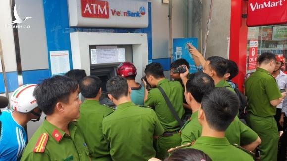 [Cảnh giác] Ba người Trung Quốc đánh cắp tiền của người dân bằng thẻ ATM
