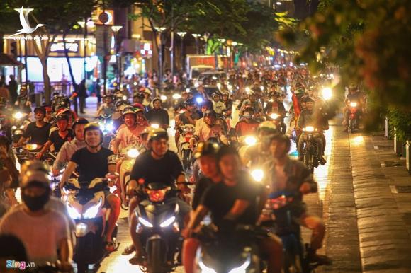Cảnh sát ngăn hàng chục người quá khích sau trận VN thắng Malaysia