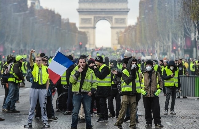 Cảnh sát Pháp dùng vòi rồng và hơi cay trấn áp biểu tình áo vàng mới
