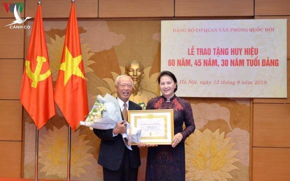 Chủ tịch QH dự Lễ trao Huy hiệu 60 năm, 45 năm và 30 năm tuổi Đảng
