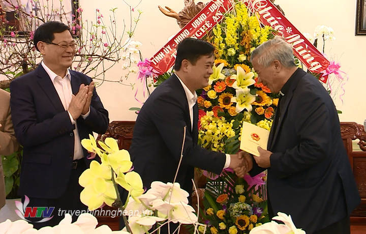 Chủ tịch UBND tỉnh Thái Thanh Quý chúc mừng tân Giám mục Giáo phận Vinh