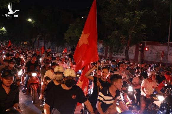 Cổ động viên đổ về Hồ Gươm ăn mừng tuyển Việt Nam thắng Malaysia