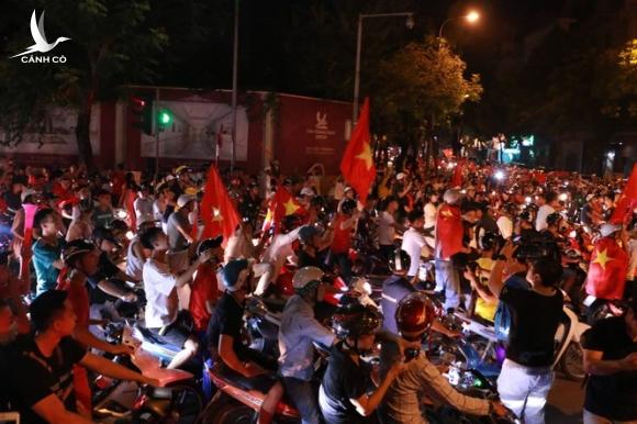 Cổ động viên đổ về Hồ Gươm ăn mừng tuyển Việt Nam thắng Malaysia