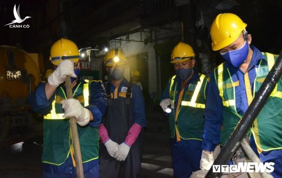 Công nhân hút bùn xuyên đêm cạnh nhà máy Rạng Đông
