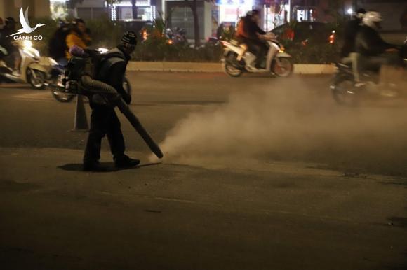Công nhân thi công đường Nguyễn Trãi thản nhiên ‘thổi bụi’ vào người tham gia giao thông
