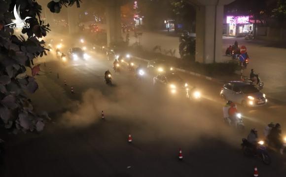Công nhân thi công đường Nguyễn Trãi thản nhiên ‘thổi bụi’ vào người tham gia giao thông