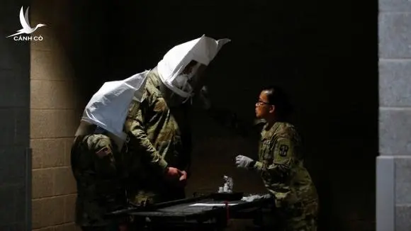 Covid-19: Quân đội Mỹ tự chế đồ che mặt, có gì dùng nấy