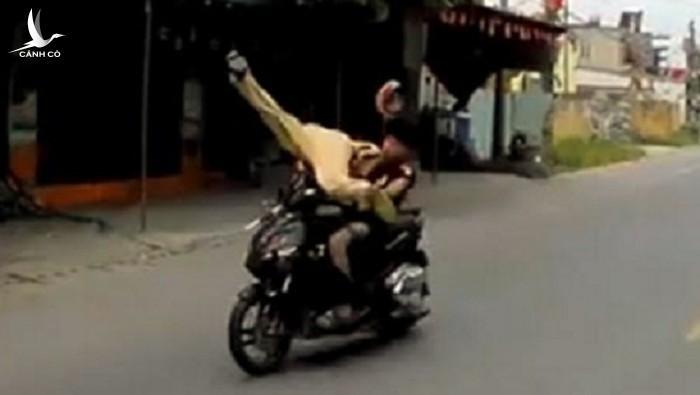 CSGT Quảng Ninh cầm súng AK đập vỡ kính truy bắt kẻ vi phạm: Phải làm thế để giao thông bớt hoang dại!