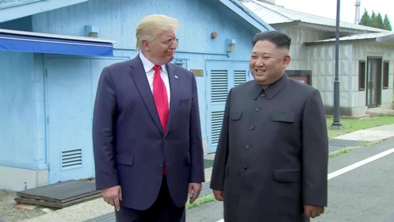 Cú bắt tay lịch sử giữa Tổng thống Trump và Chủ tịch Kim ở khu phi quân sự liên Triều