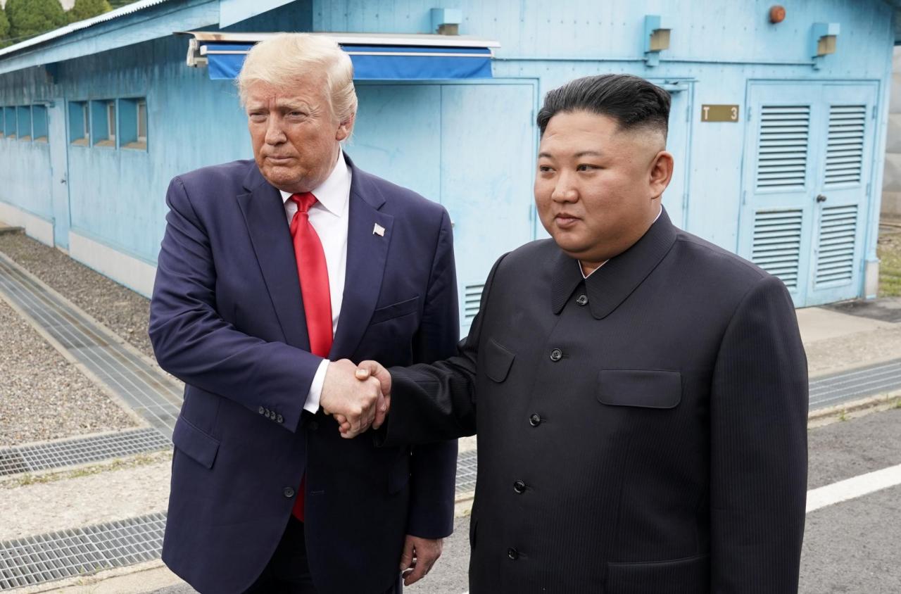 Cú bắt tay lịch sử giữa Tổng thống Trump và Chủ tịch Kim ở khu phi quân sự liên Triều
