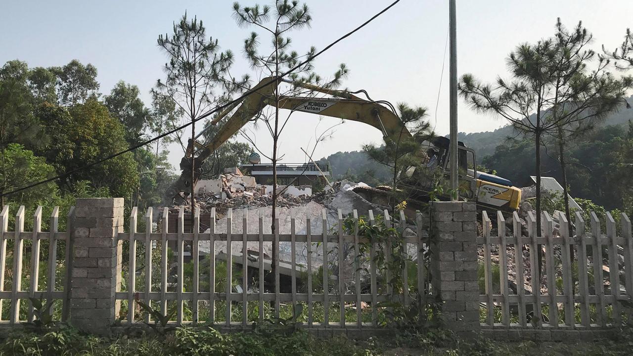 Cưỡng chế phá dỡ công trình xây dựng trên đất rừng Sóc Sơn