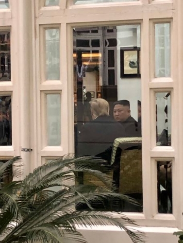 Điểm lại những khoảnh khắc của ông Trump và ông Kim trong cuộc gặp một - một