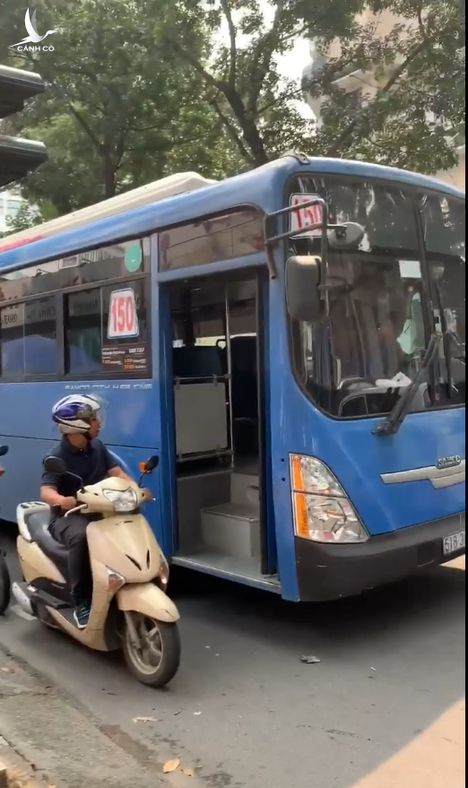 Đình chỉ tài xế xe buýt bấm còi, ép xe, phun nước miếng ở trung tâm Sài Gòn