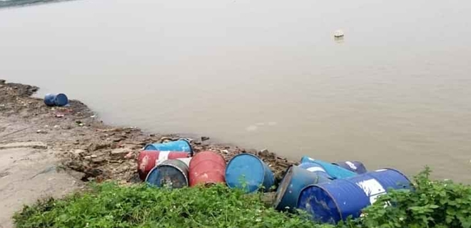 Đổ hàng chục thùng phuy nghi chứa chất độc hại xuống sông Hồng