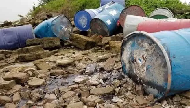 Đổ hàng chục thùng phuy nghi chứa chất độc hại xuống sông Hồng
