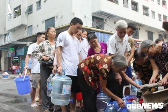 Doanh nghiệp thừa nhận dùng xe tưới cây đưa nước sạch miễn phí cho dân Hà Nội