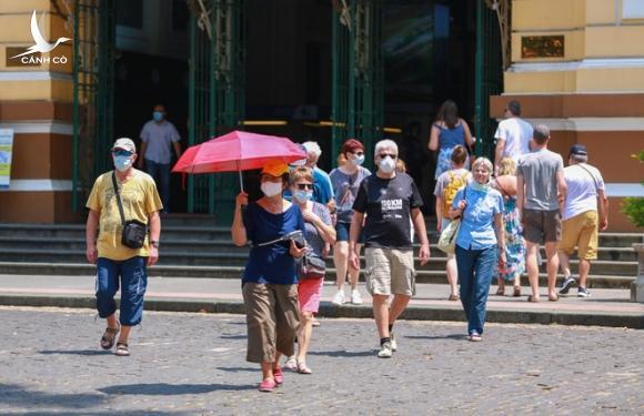 Du khách ủng hộ yêu cầu đeo khẩu trang nơi công cộng của Chính phủ đề phòng dịch Covid-19