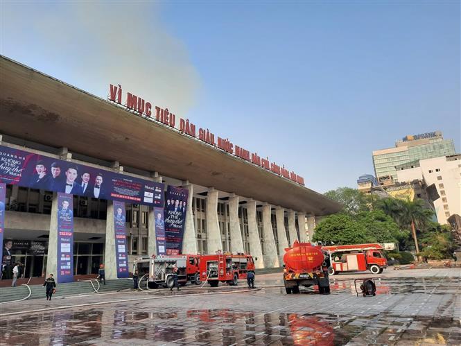 Hà Nội: Xuất hiện cột khói lớn tại Cung Văn hoá Lao động hữu nghị Việt Xô