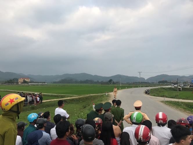 Hà Tĩnh: Cả trăm cảnh sát vây nhóm nghi buôn ma túy, ôm súng cố thủ trong ôtô