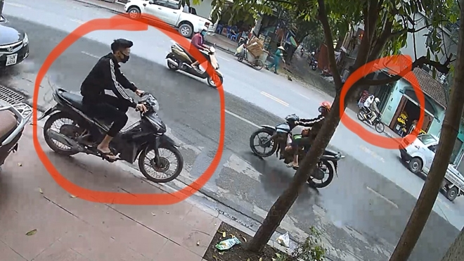 Hai thiếu niên dùng dao cướp xe máy