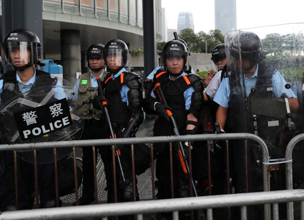 Hàng nghìn người đội mưa biểu tình phản đối dự luật dẫn độ ở Hong Kong