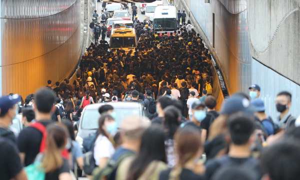 Hàng nghìn người đội mưa biểu tình phản đối dự luật dẫn độ ở Hong Kong