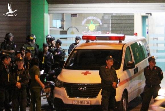 Hàng trăm cảnh sát trang bị súng bao vây bệnh viện