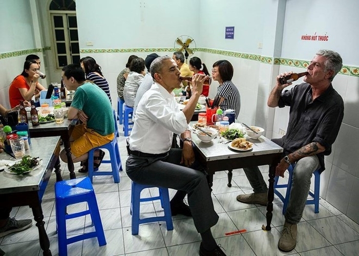 Hình ảnh ăn bánh mì, uống trà đá vỉa hè của lãnh đạo nước ngoài ở VN gây “sốt“