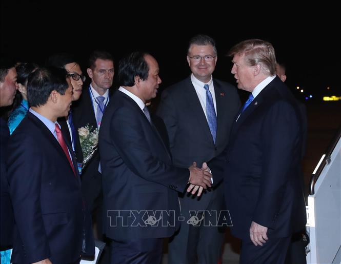 Hình ảnh Lễ đón Tổng thống Mỹ Donald Trump tại sân bay Nội Bài