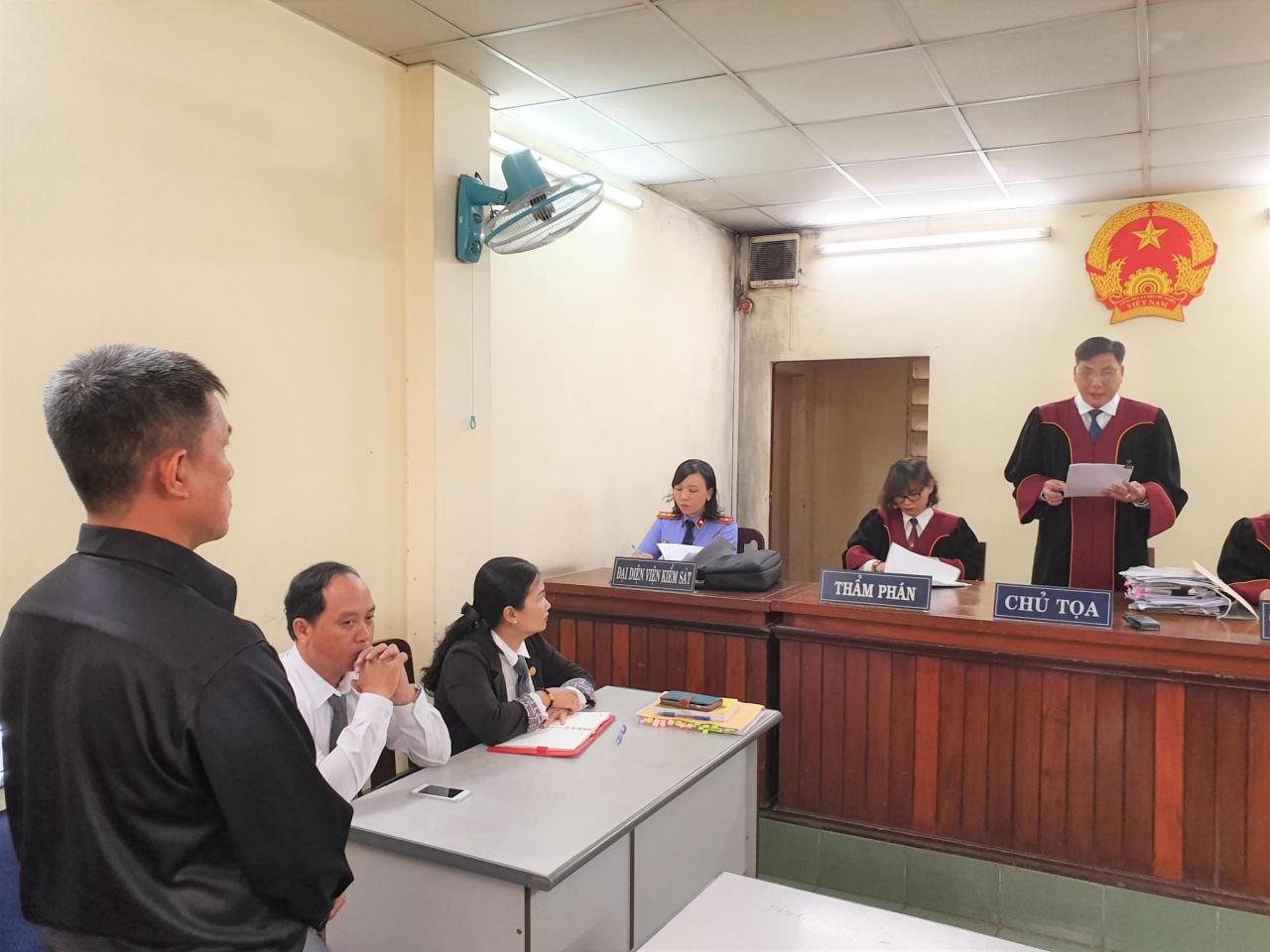 Họa sĩ Lê Linh thắng kiện tại phiên phúc thẩm vụ 'Thần đồng đất Việt'