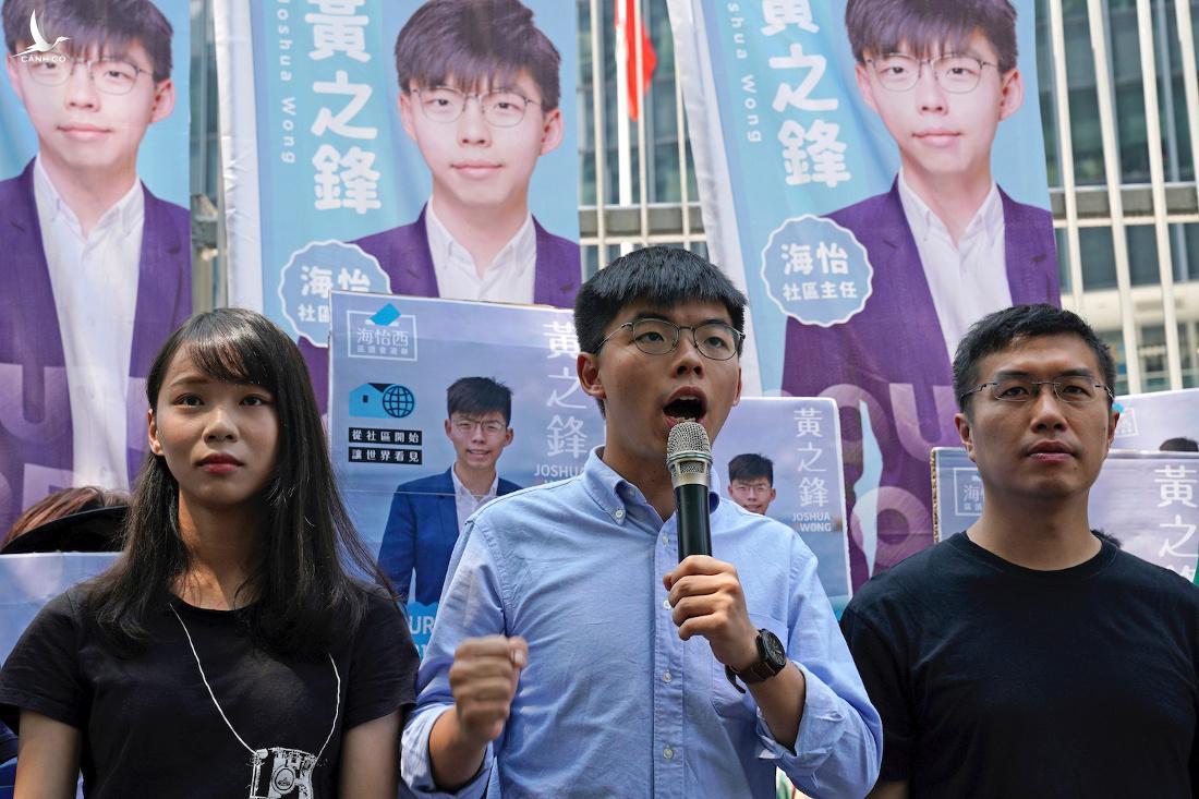 Joshua Wong tranh cử, người biểu tình Hong Kong dẫm chân dung Tập Cận Bình