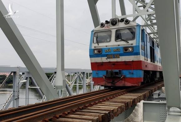 Khoảnh khắc chuyến tàu đầu tiên đi qua cầu sắt Bình Lợi mới
