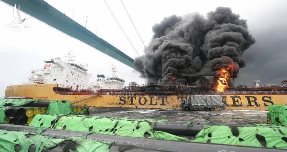 Kinh hoàng tàu dầu neo đậu tại cảng Hàn Quốc phát nổ, bốc cháy ngút trời: 9 người bị thương