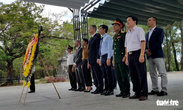 Lần đầu tiên, đại sứ Mỹ viếng nghĩa trang liệt sĩ quốc gia Trường Sơn