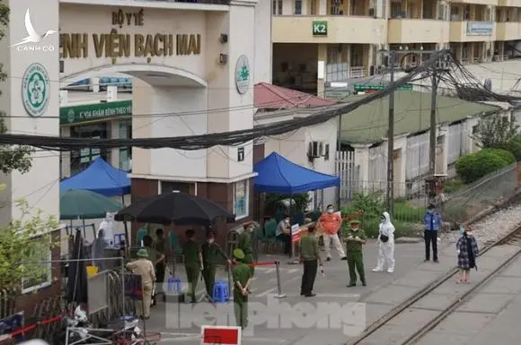 Lập chốt bảo vệ, siết chặt an ninh quanh Bệnh viện Bạch Mai