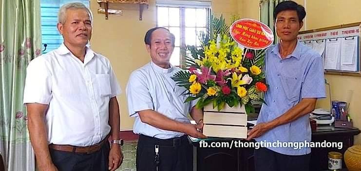 Linh mục quản xứ Hà Xá, xã Tân Lễ, huyện Hưng Hà, tỉnh Thái Bình tặng hoa chúc mừng khai giảng năm học mới