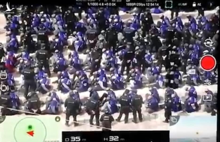Lộ cảnh khủng khiếp lính Trung Quốc di chuyển tù nhân Duy Ngô Nhĩ ở Tân Cương
