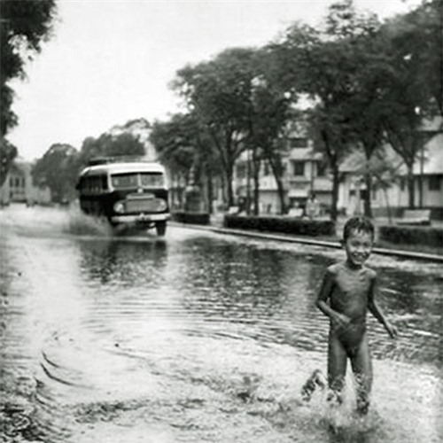 Loạt ảnh cực độc về cảnh ngập lụt ở Sài Gòn xưa