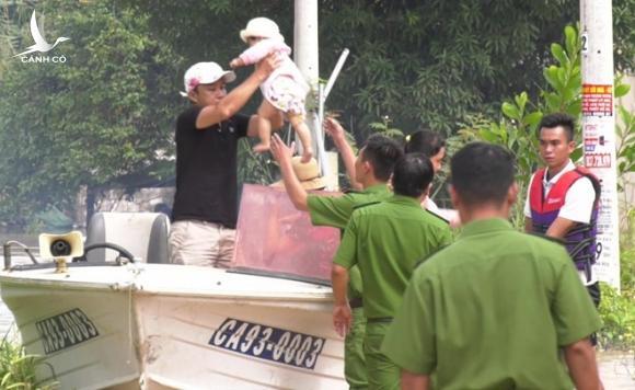 Lũ đột ngột gây ngập thành phố Đồng Xoài, khẩn cấp sơ tán dân