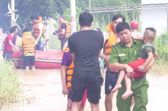 Lũ đột ngột gây ngập thành phố Đồng Xoài, khẩn cấp sơ tán dân