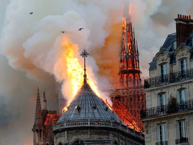 Lửa bao trùm Nhà thờ Đức Bà Paris, người dân quỳ xuống đường cầu nguyện
