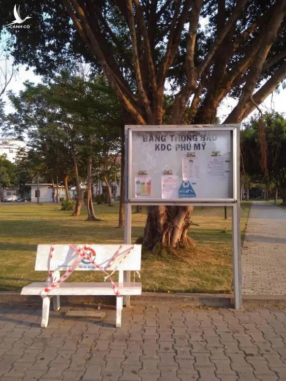 Lý giải sau hình ảnh ghế đá công viên bị ‘phong toả’ tại TPHCM