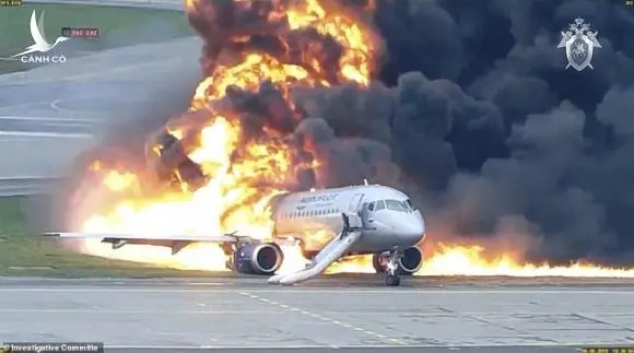 Máy bay chở khách Nga chìm trong lửa, 41 người thiệt mạng