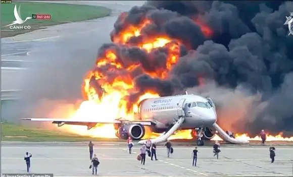 Máy bay chở khách Nga chìm trong lửa, 41 người thiệt mạng